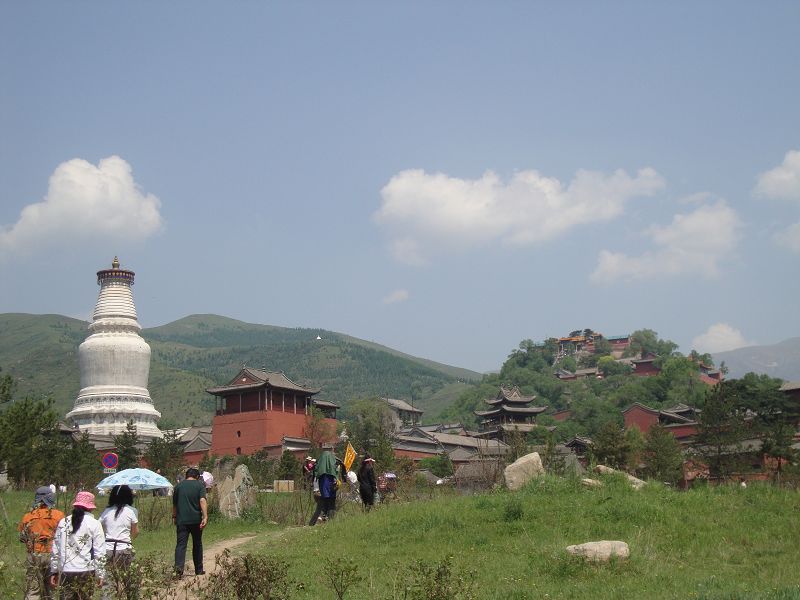 五爷庙，最高处就是菩萨顶，白塔后面即是显通寺