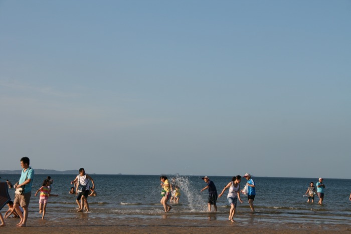 热闹的海滩.jpg