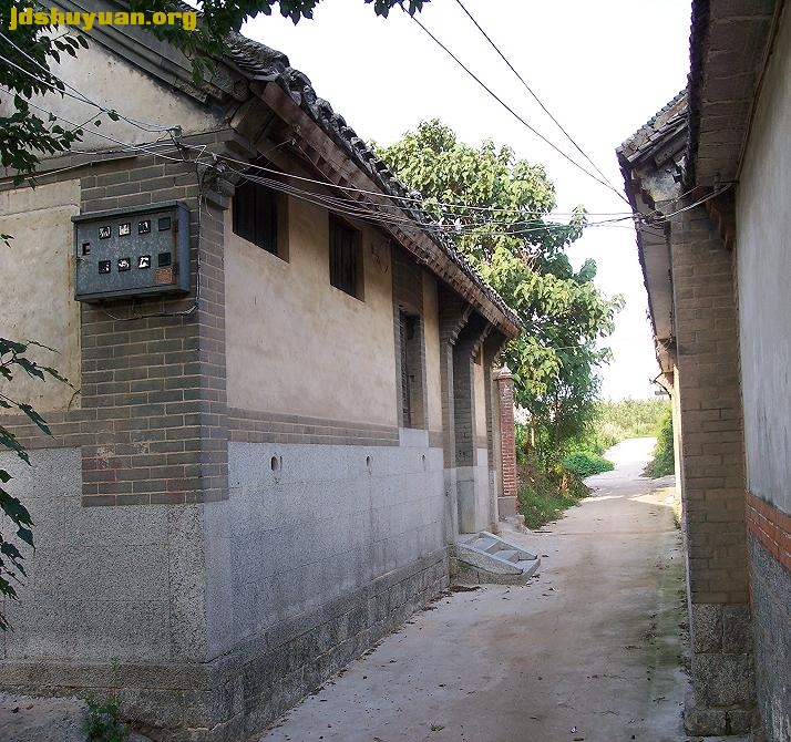 早年的地主大院倒厅，正房也是五间，配东西厢房.jpg