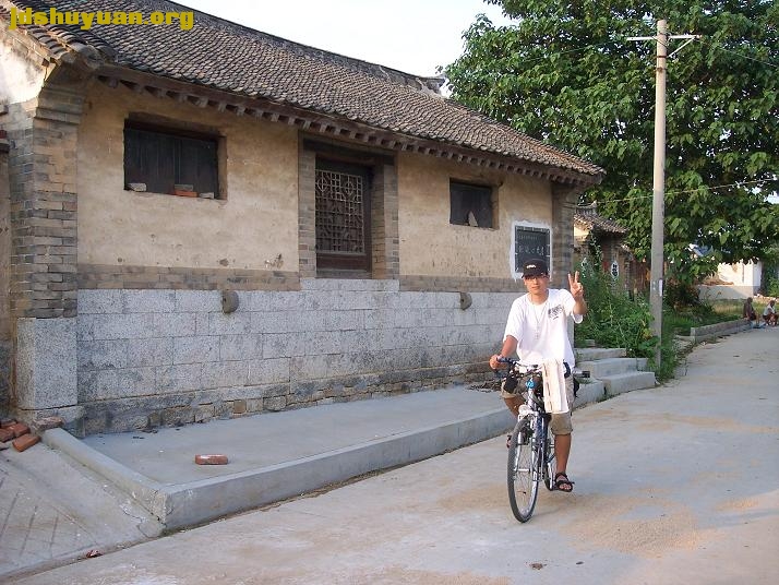 在徐镜心故居前.jpg