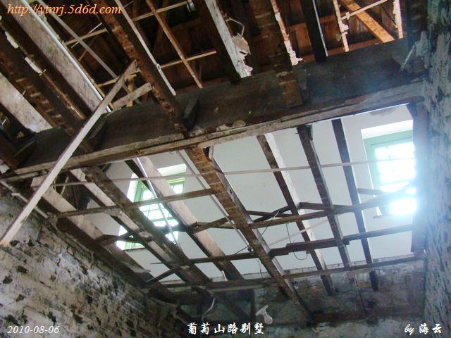 东上，上面是阁楼～