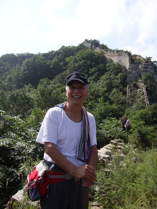 接近鹰飞倒仰的地方，偶遇这位带着家人爬箭扣的72岁老人，据说每年老人家都要来7、8次，令人敬佩！
