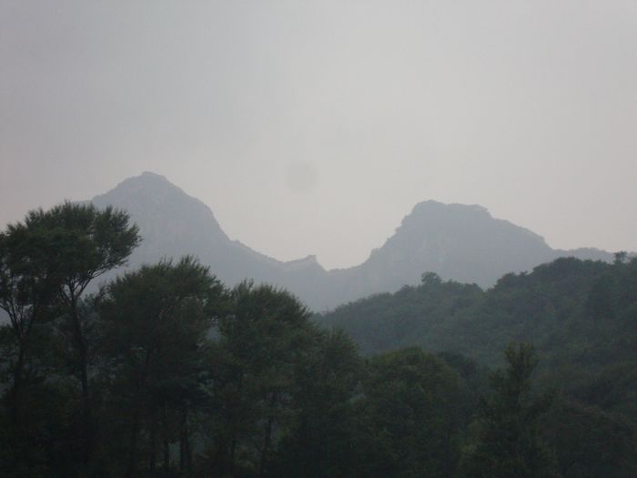 在山下远望鹰飞倒仰，很像一只展翅高飞的雄鹰