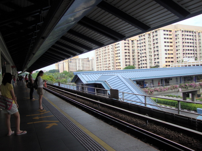 新加坡的地铁在中心区外大多建在地面上，到中心区才入地下。