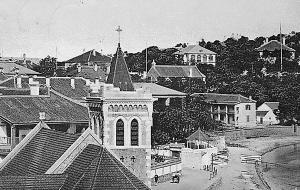 从利顺德饭店望向海岸街，教堂钟楼左侧的两栋红瓦屋顶房屋即为海滨饭店的南楼、北楼，右侧为芝罘俱乐部。