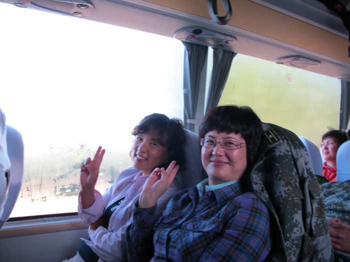 在车上，与老搭档云儿在飘大姐在一起