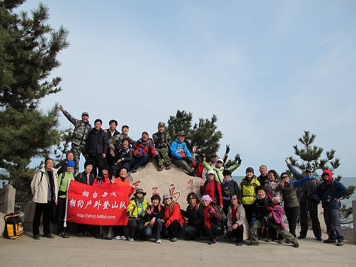 在这里，偶遇原来因有事不能参加活动的如石，竟乘车来与大部队会合。合影里看到帅锅了吗？