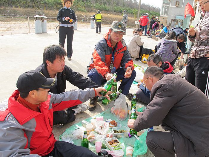 如石先去买来了一箱啤酒，全被消灭了！