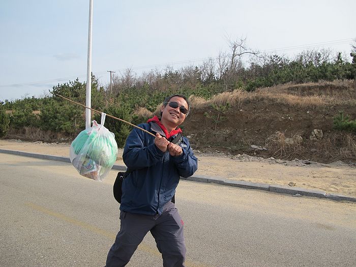 老走和走婆今天来混吃混喝，最后老走把垃圾也全带走了！
