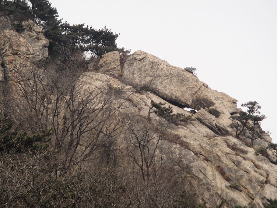 像一个巨人躺在山顶上