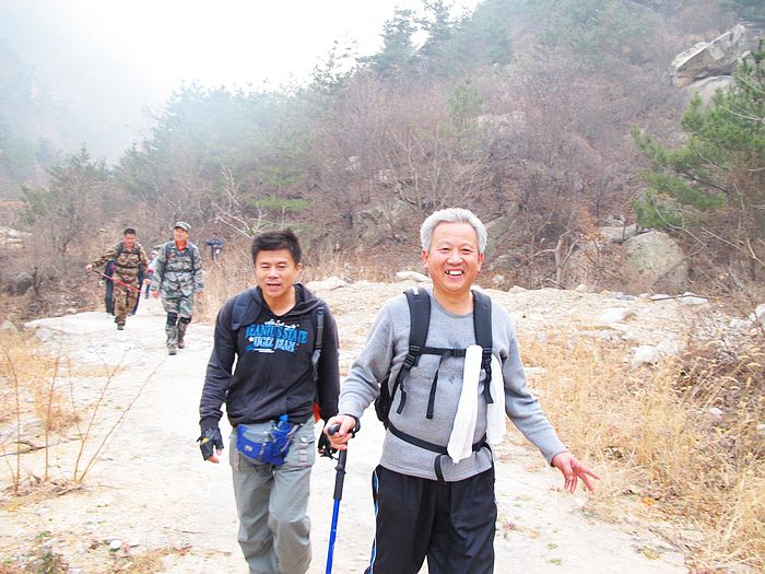 老大爷今年64岁了，下山紧跟在我们的后面，身体好棒呀！