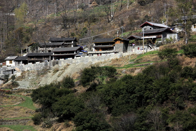 公路两侧彝族居民的房舍很有特色