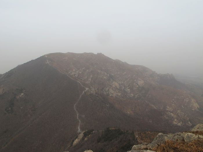 站在南峰北望，可见新开发的景区路