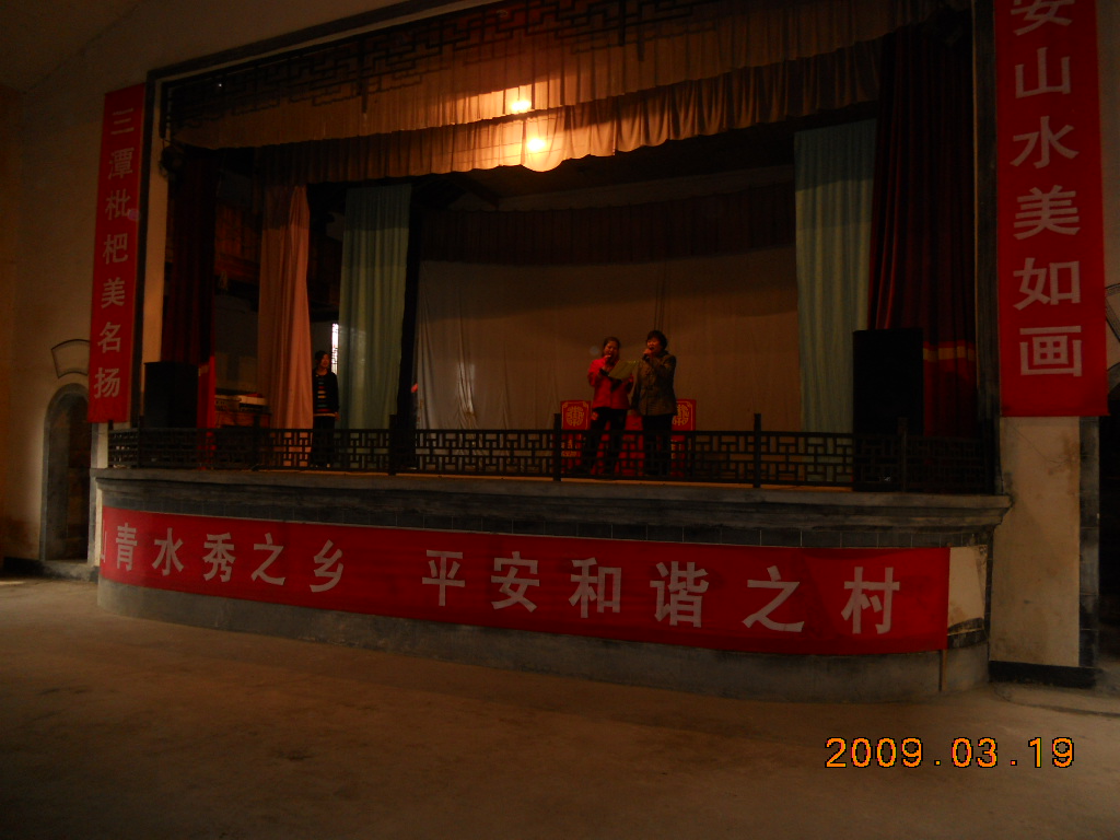 这老大姐姐，真给烟台人争光呀，那黄媒戏唱的，可棒咧，哈哈，给力着呢！