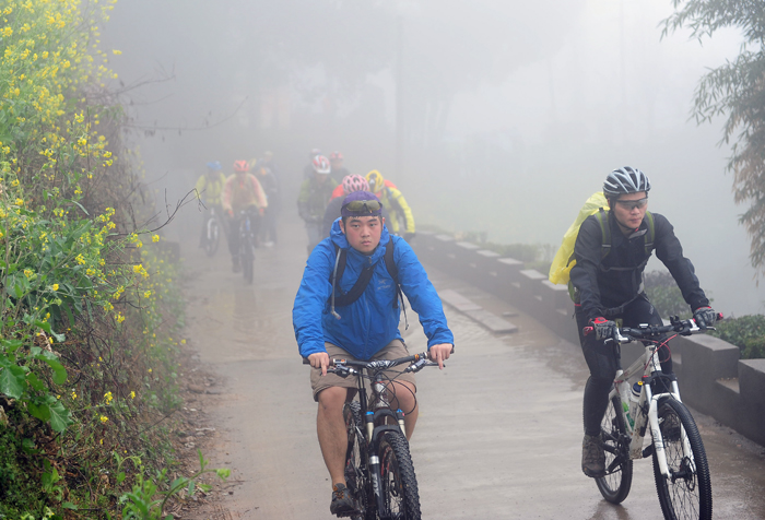 自行车队骑上石潭看黄花很给力！