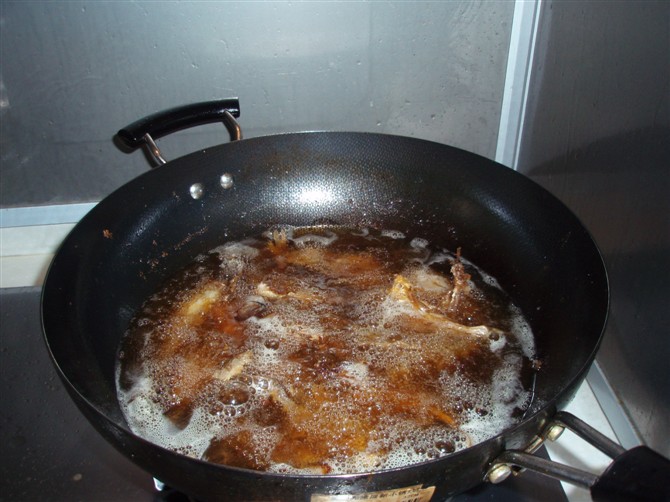 腌好后加适量生粉下油炸，然后高火复炸1分钟出锅备用