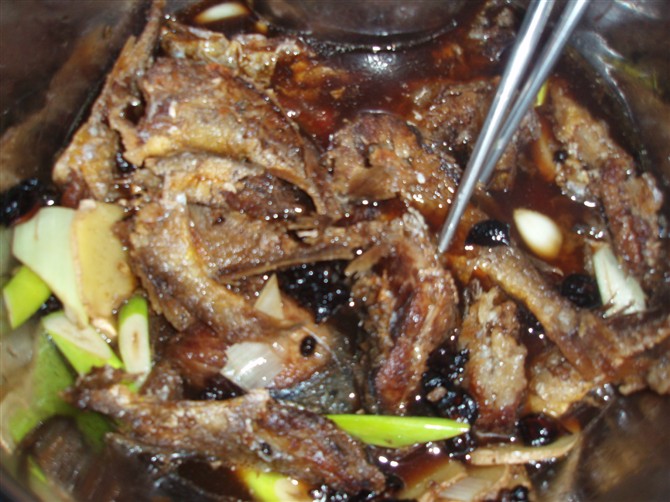煸炒花椒大料葱姜蒜，加水适量加生抽料酒老抽烧开，加入三大勺胡椒粉，两勺糖，一大勺五香粉（十三香也可） ...