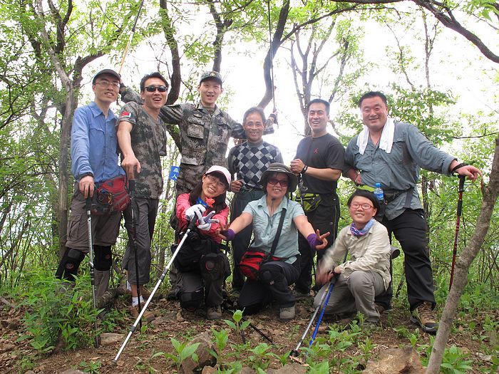 首批登顶海拔1048米龙须山驴友合影（看海拍照），后排中间就是已58岁的向导，身手敏捷，体能超强。