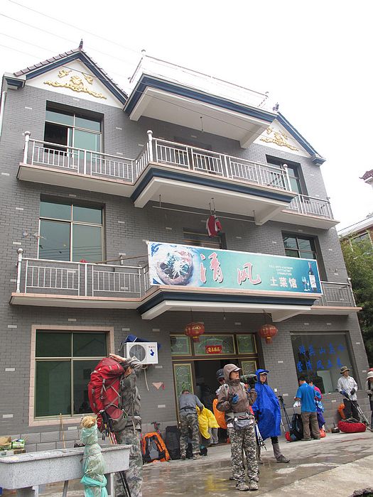 原计划在这里等待接应我们的大巴，等待40分钟后，因上来路太窄，遭遇堵车，我们决定徒步沿十门峡景区下山。
