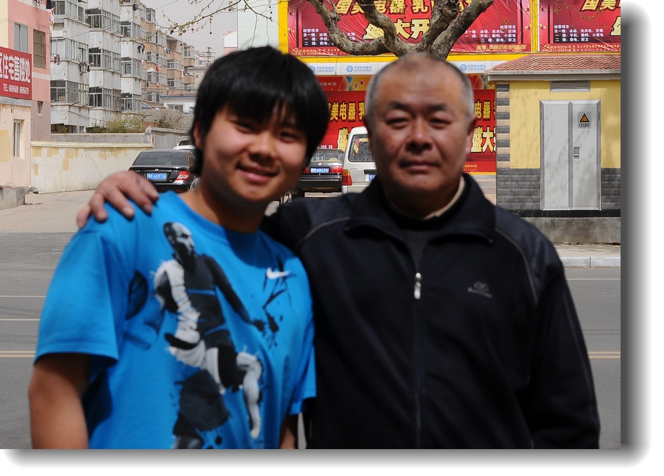 吧吧啦儿子个子真高，我都站到了街边石上，他还是比我高出许多