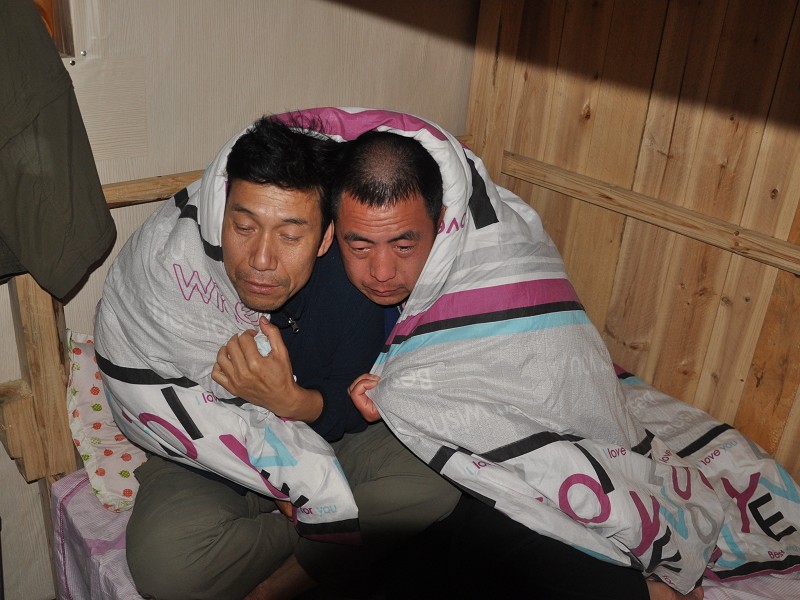 这俩人忒阔爱啦。(*^__^*)