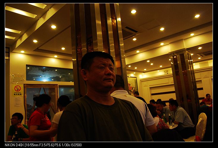 这哥一看就是让屎给憋着了，也难怪爬山好几天没吃蔬菜