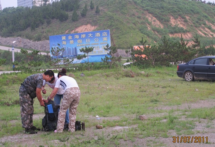帮助美女收帐篷