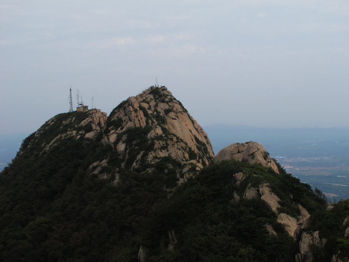 中间的山峰就是二牙，最左边的是大牙。