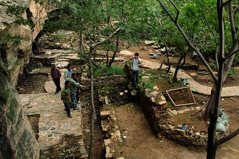 民工们在为我们指点寺庙遗址.jpg