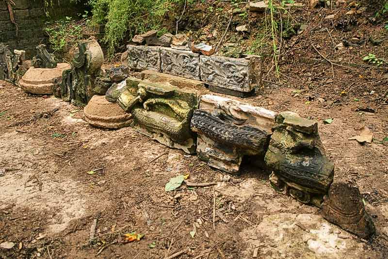 民工挖掘出的寺庙建筑遗物.jpg