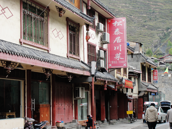 很实惠很地道的川菜馆，橡树向当地警察叔叔打听到的，电话7234855，松潘武警城区分队旁边