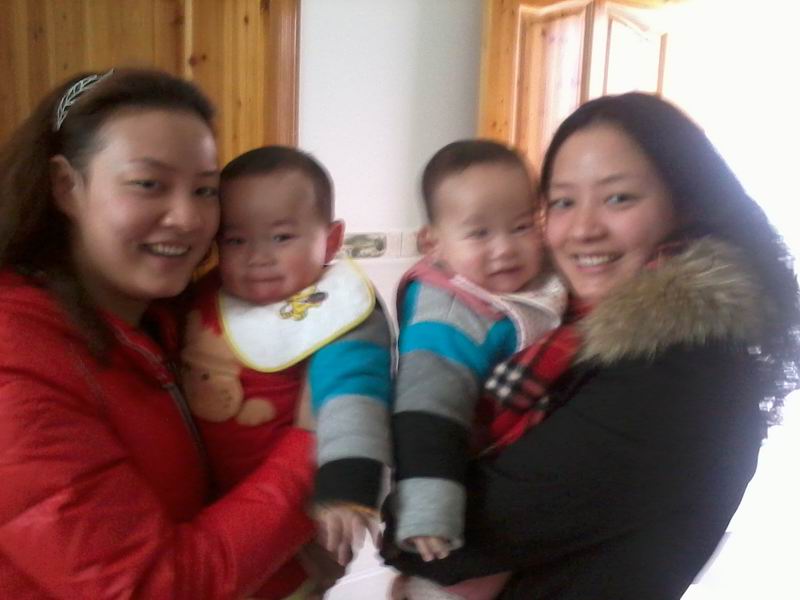 HOHO。抱着他们的是孩子二姨父舅舅家里的一对双胞姐妹