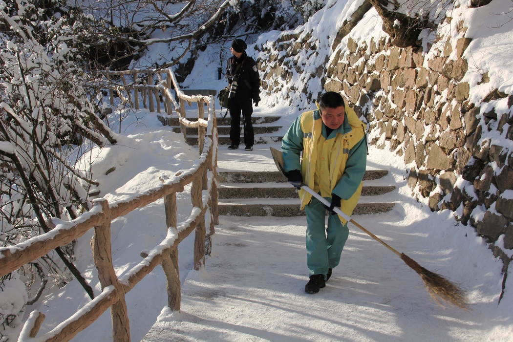 黄山是国际级风景区，下完雪清扫的很及时