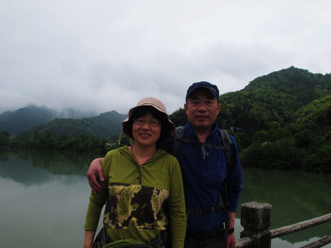 在秋浦河畔等待进百丈崖景区的电瓶车，面对碧波倒影，大家抓紧时间开始浪歪。