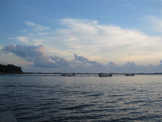 西子湾是一处以黄澄沙滩碧海蓝天，迷人夕阳美景闻名的港湾，