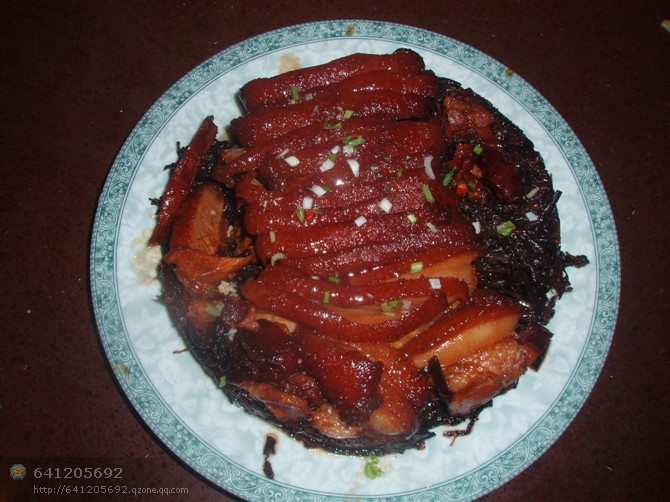 这是我的梅干菜扣肉，锅灶不熟悉，肉有点干，梅干菜味道好吃，谢静司令与猫姐