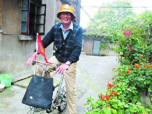 82岁“老顽童”的拉风生活 20年骑游十几万公里.jpg