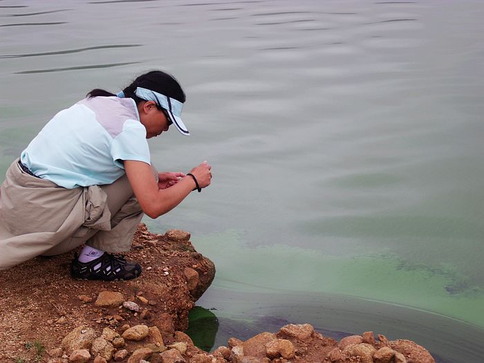 医院还请来了市技术监督局的工作人员检验水源质量，保证病人饮用水卫生达标