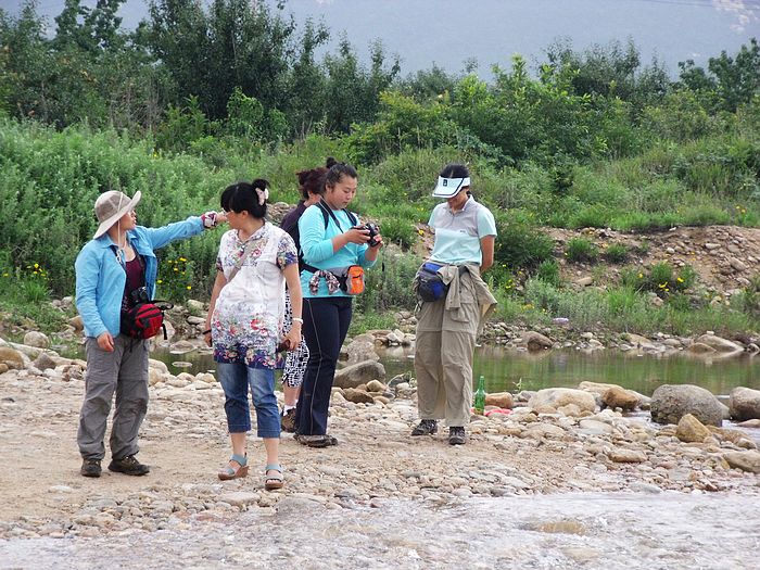 阿普院长在有关人员陪同下选立医院新址