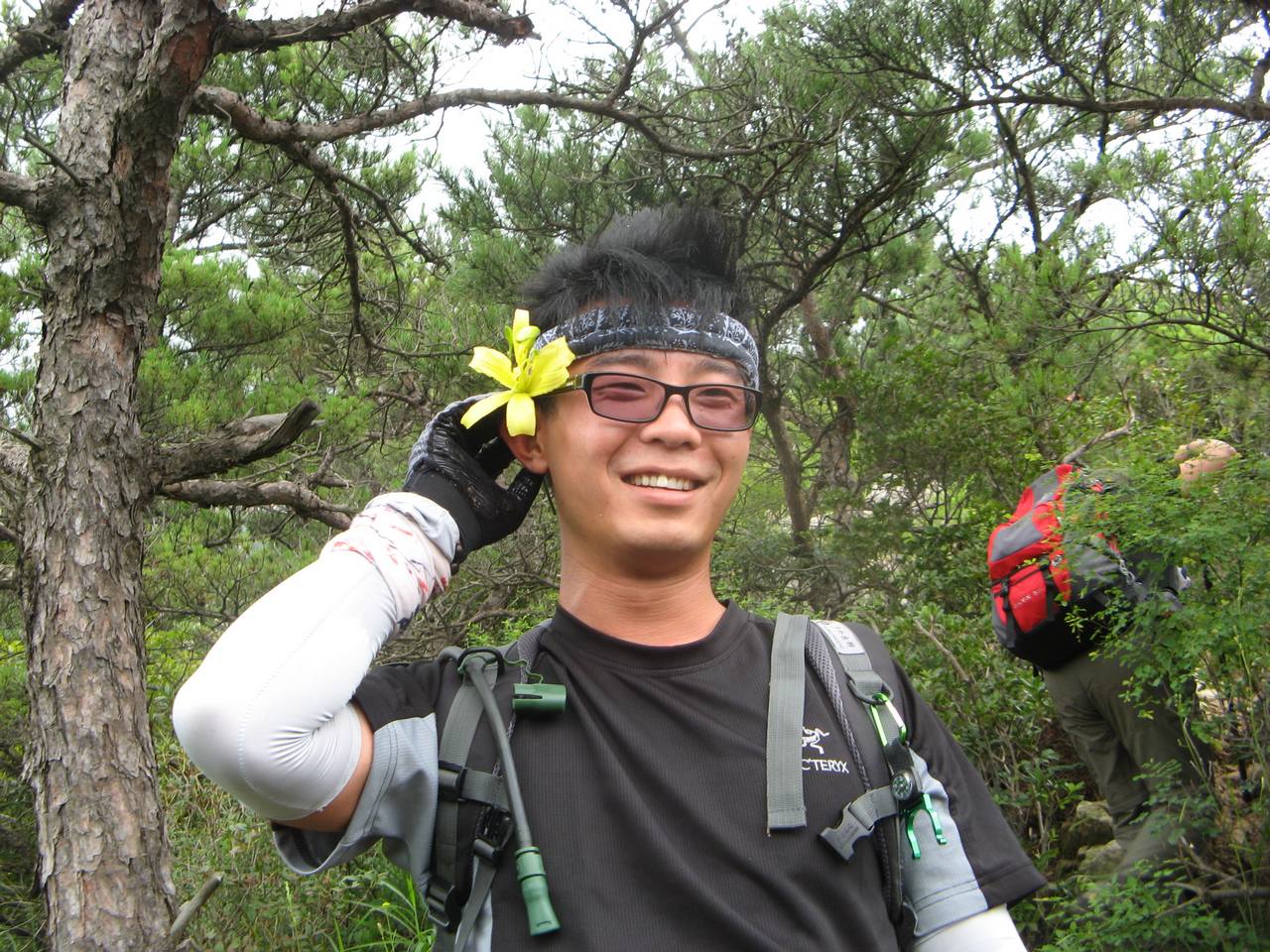 崂山翻过隘口后下山的路上 (1).JPG