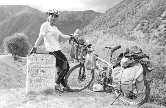 大连25岁美女骑自行车游西藏被野狼追赶.jpg