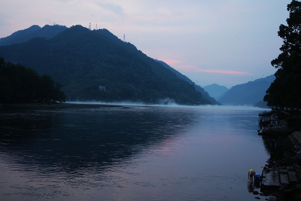 傍晚江雾从上游缓缓流过来