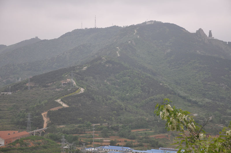 大南山上那条蜿蜒的陡路.jpg