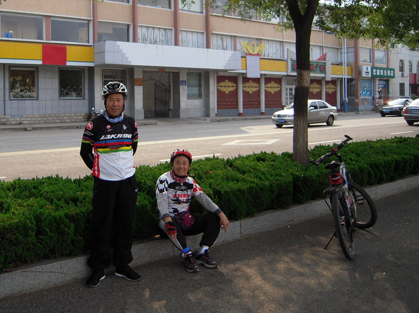 牟平骑行72岁和60岁_副本.jpg