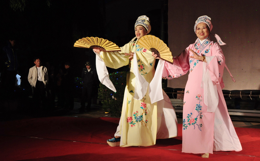 中秋月儿明，邻里情谊深。 562.jpg
