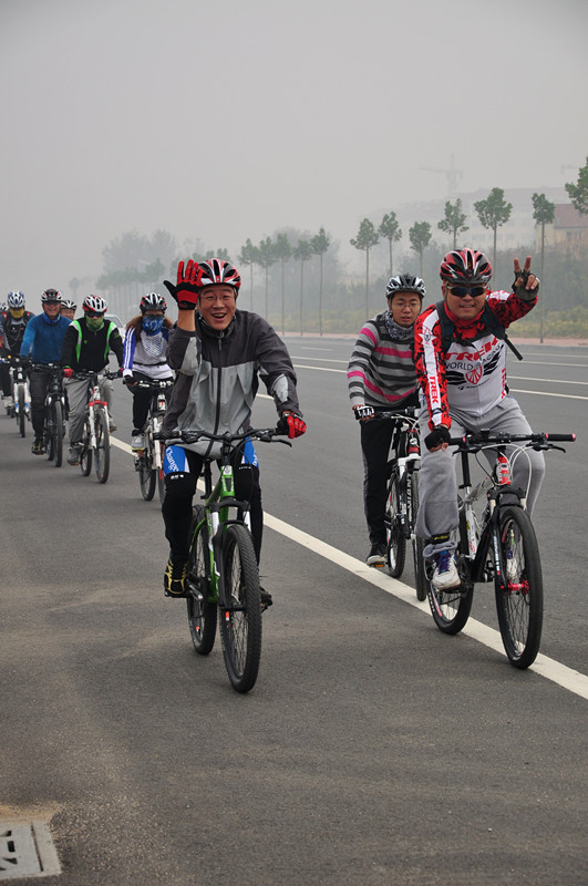 骑行在莱院路上.jpg