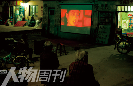 高密一家商铺播放露天电影《红高粱》，庆祝莫言获奖.jpg