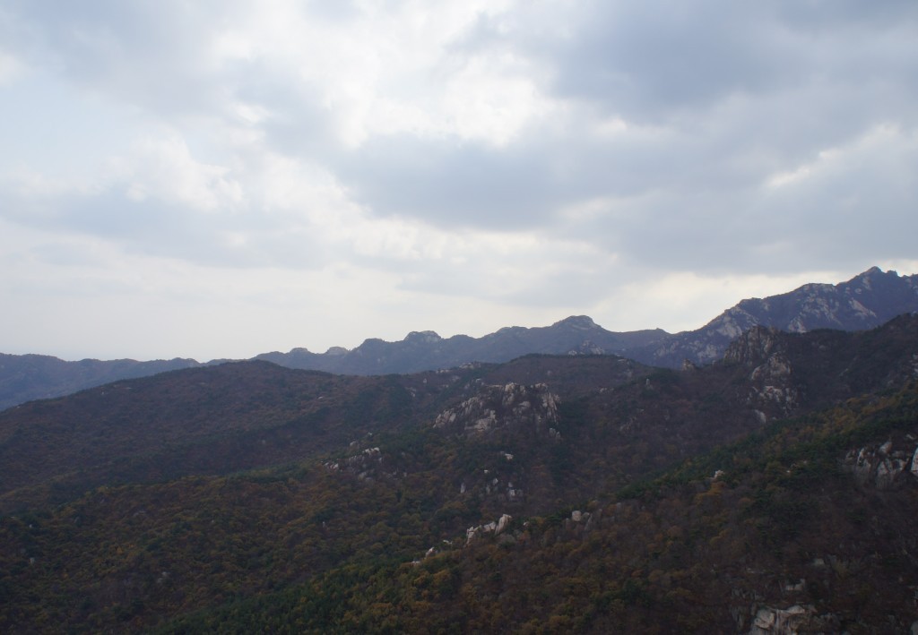 乌云下的远山.jpg