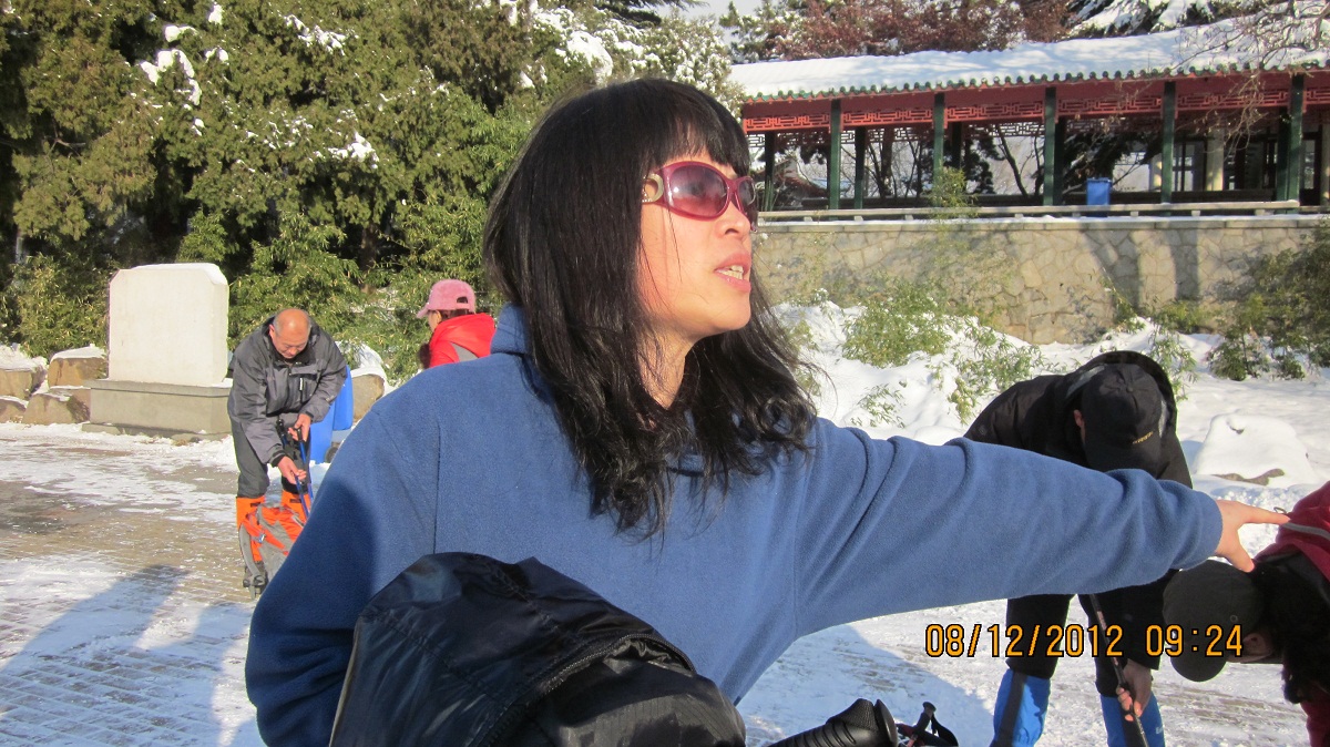 6路军军长在指挥部队登山