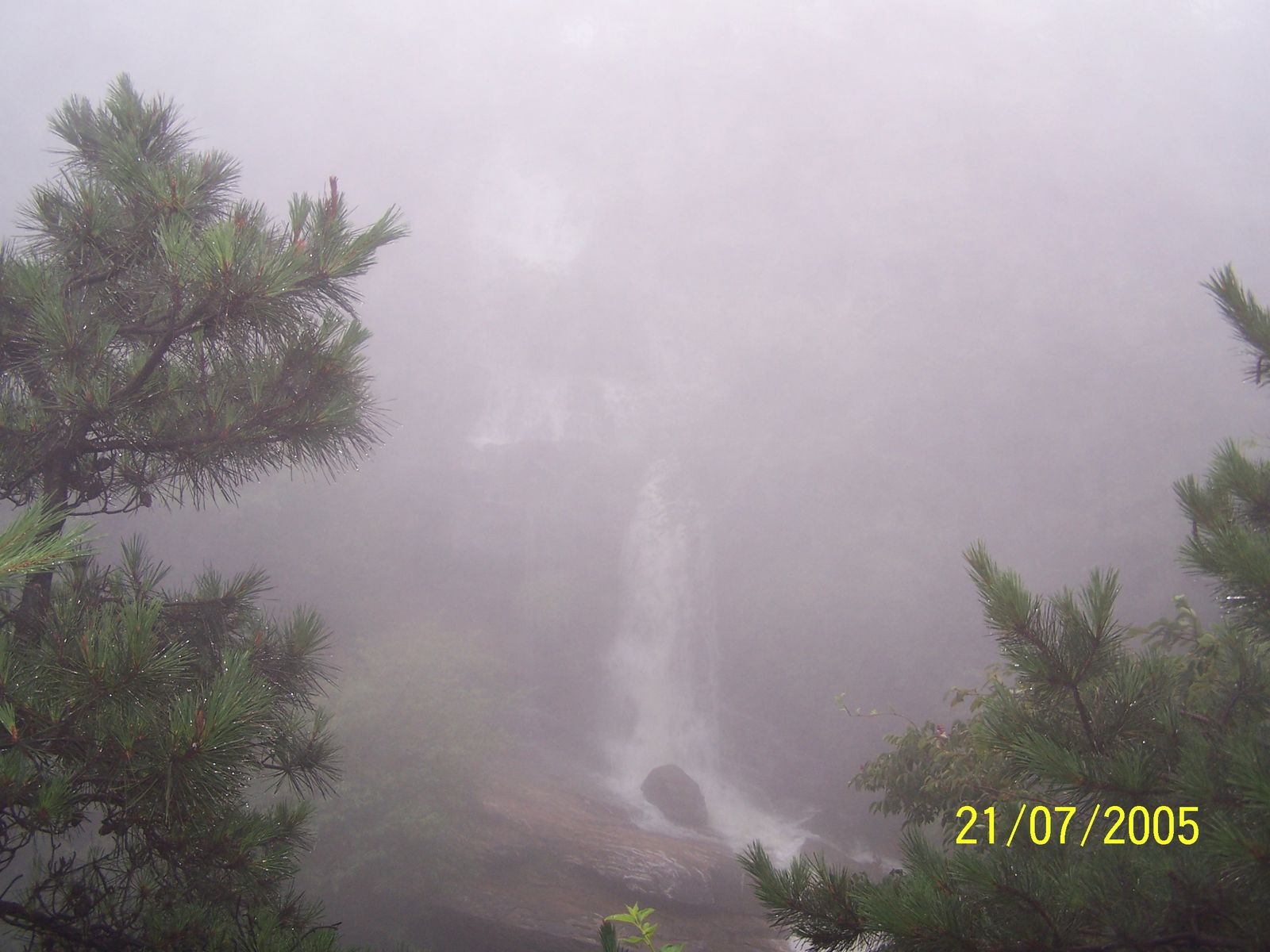 雨中庐山小瀑布.jpg